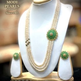 Exclusive Side-Broach Pearl Set Image